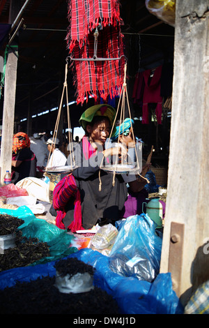 Shan donna vendere mercanzia al mercato settimanale vicino Lago Inle, Birmania Foto Stock