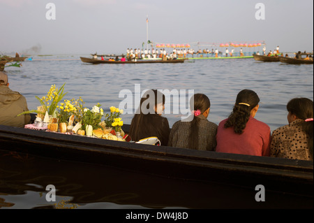 La gente del posto guardando il Phaung Daw Oo Pagoda Festival al Lago Inle, Birmania Foto Stock