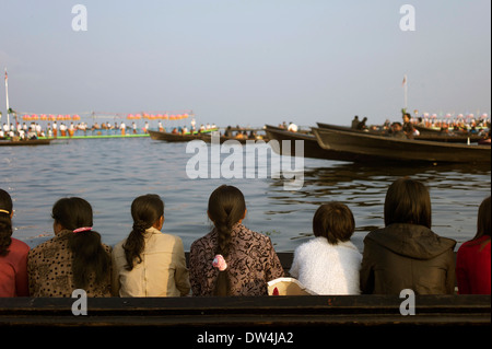 La gente del posto guardando il Phaung Daw Oo Pagoda Festival al Lago Inle, Birmania Foto Stock