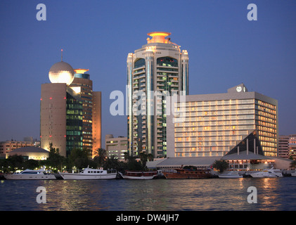 Emirati Arabi Uniti Dubai, Deira skyline notturno Foto Stock