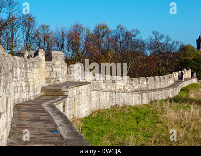 Vista guardando a nord-est lungo il grado 1 elencati York Mura York North Yorkshire Inghilterra Europa Foto Stock
