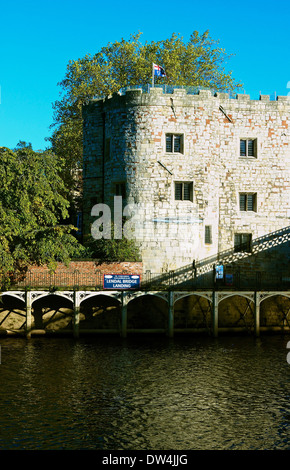 Medievale Lendal antica torre risalente al 1300 sulle rive del fiume Ouse York North Yorkshire, Inghilterra l'Europa. Foto Stock