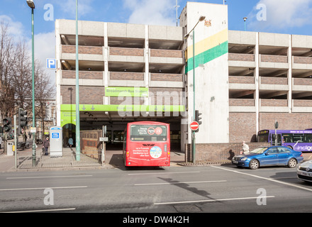 Il bus entrando il Broadmarsh Stazione Bus, Nottingham, Inghilterra, Regno Unito Foto Stock