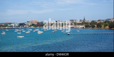 Geelong Australia centro città skyline da sulla Baia di Corio. mostra Cunningham pier e yacht e barche sulla baia. Foto Stock