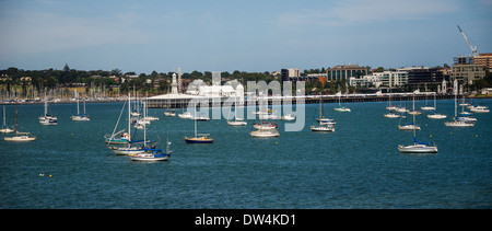 Geelong Australia centro città skyline da sulla Baia di Corio. mostra Cunningham pier e yacht e barche sulla baia. Foto Stock