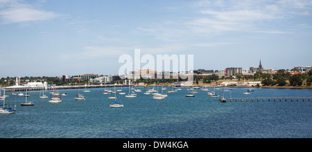 Geelong Australia centro città skyline da sulla Baia di Corio. mostra Cunningham pier e yacht e barche sulla baia. Foto Stock