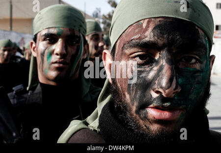 La striscia di Gaza, Territori palestinesi. Il 27 febbraio, 2014. Scuola palestinese gli studenti prendono parte in marcia militare organizzata da Hamas la sicurezza nazionale nella città di Rafah il sud della striscia di Gaza il 27 febbraio 2014. Migliaia di ragazzi con età compresa tra 6 e 16, può partecipare al campo estivo dove ricevono militari nonché la formazione religiosa. © Abed Rahim Khatib/NurPhoto/ZUMAPRESS.com/Alamy Live News Foto Stock