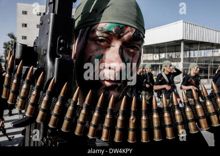 La striscia di Gaza, Territori palestinesi. Il 27 febbraio, 2014. Scuola palestinese gli studenti prendono parte in marcia militare organizzata da Hamas la sicurezza nazionale nella città di Rafah il sud della striscia di Gaza il 27 febbraio 2014. Migliaia di ragazzi con età compresa tra 6 e 16, può partecipare al campo estivo dove ricevono militari nonché la formazione religiosa. © Abed Rahim Khatib/NurPhoto/ZUMAPRESS.com/Alamy Live News Foto Stock