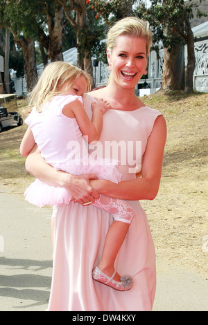 Rebecca Romijn, Dolly Rebecca Rose O'Connell terzo annuale di Veuve Clicquot Polo Classic - Fuori gli arrivi al Will Rogers State Historic Park Pacific Palisades, California - 06.10.12 con: Rebecca Romijn, Dolly Rebecca Rose O'Connell dove: Pacific Pal Foto Stock