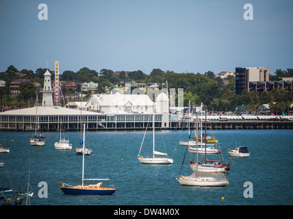Geelong Australia centro città skyline da sulla Baia di Corio. mostra Cunningham pier e yacht e barche sulla baia. Foto Stock