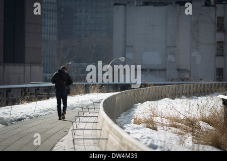 Manhattan New York City in Nord America, raffigurato uomo a camminare lungo l inizio della linea alta sulla 30th Street Foto Stock