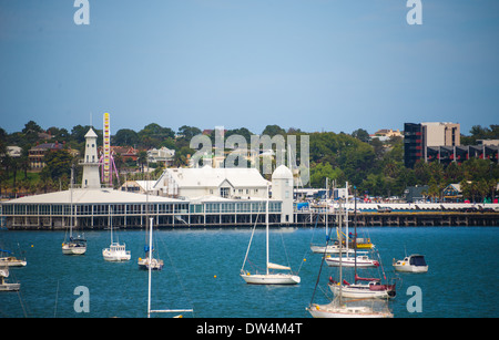Geelong Australia centro città skyline da sulla Baia di Corio. mostra Cunningham pier e yacht e barche sulla baia. Foto Stock
