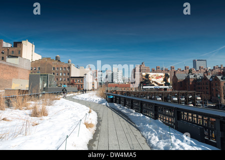 La linea alta passerella urbana nella città di New York Foto Stock