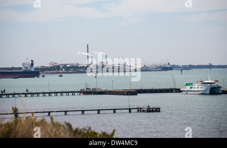 Industria chimica impianto spedizione. fonderia raffineria e fonderia opere navi essendo caricati shell geelong Foto Stock