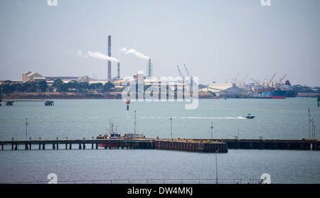 Industria chimica impianto spedizione. fonderia raffineria e fonderia opere navi essendo caricati shell geelong Foto Stock