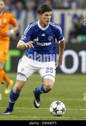 Schalke's Klaas-Jan Huntelaar il sistema VIES per la palla durante la UEFA Champions League match tra FC Schalke 04 e Real Madrid in la Veltins Arena di Gelsenkirchen, Germania, 26 febbraio 2014. Foto: Roland Weihrauch/dpa Foto Stock