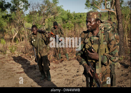 Soldati ugandesi dell'Uganda la difesa del popolo forza (UPDF) patrol tramite la centrale di giungla africana durante un'operazione per cacciare famigerato Esercito di Resistenza del Signore (LRA) leader Joseph Kony. L LRA è un cristiano militante del gruppo ribelle. Foto Stock