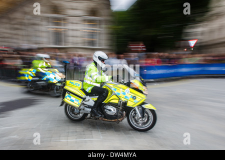 La polizia motociclisti deselezionando la strada per i concorrenti nella fase finale del 2013 Tour della Gran Bretagna gara ciclistica per professionisti Foto Stock