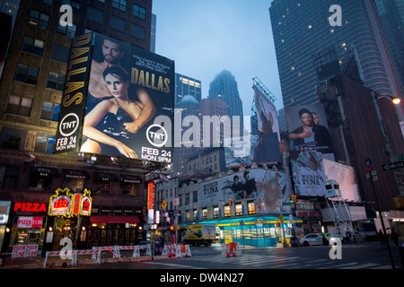 Manhattan New York City in Nord America, nebbia raffigurato in Times Square quartiere dei teatri di Broadway al mattino presto Foto Stock