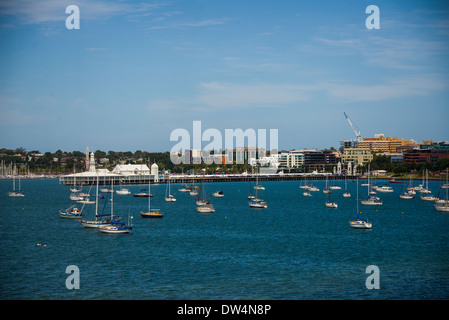 Città di Geelong Australia centro città skyline da sulla Baia di Corio. mostra Cunningham pier e yacht e barche sulla baia. Foto Stock