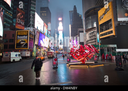 Manhattan New York City in Nord America, nebbia raffigurato in Times Square quartiere dei teatri di Broadway al mattino presto Foto Stock