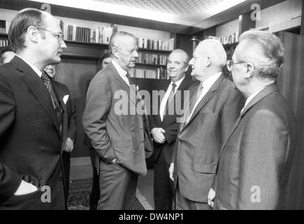 La visita del SED esperti economici Günther pranzo in 1986 con il governo e con i rappresentanti del mondo imprenditoriale, con Helmut Kohl, Martin Bangemann e Otto Wolff von Amerongen anche servito a preparare la visita di Erich Honecker |. Foto Stock