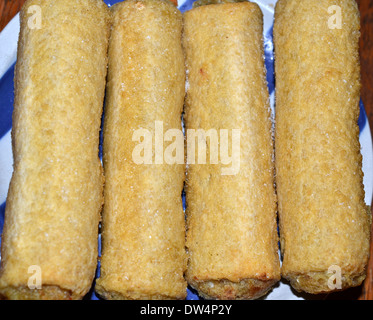 Quattro rulli Chiko. Il Chiko Roll è un australiano snack salato, ispirato alla Cinese rotolo di uova e involtini primavera Foto Stock