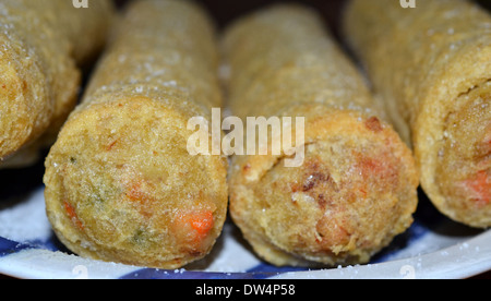 Quattro rulli Chiko. Il Chiko Roll è un australiano snack salato, ispirato alla Cinese rotolo di uova e involtini primavera Foto Stock