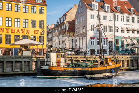 Nyhavn notato per esso s case colorate con molti ristoranti e bar, Copenhagen, Danimarca Foto Stock