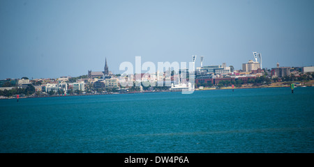 Geelong Australia centro città skyline da sulla Baia di Corio. mostra Cunningham pier e yacht e barche sulla baia. Foto Stock