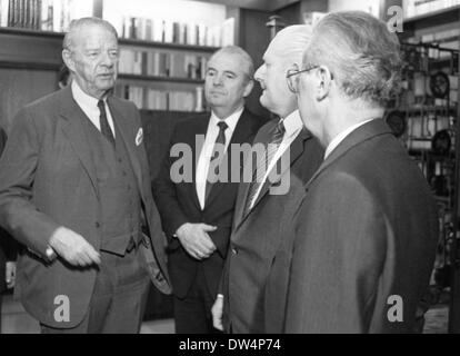 La visita del SED esperti economici Günther pranzo in 1986 con il governo e con i rappresentanti del mondo imprenditoriale, con Helmut Kohl, Martin Bangemann e Otto Wolff von Amerongen anche servito a preparare la visita di Erich Honecker |. Foto Stock