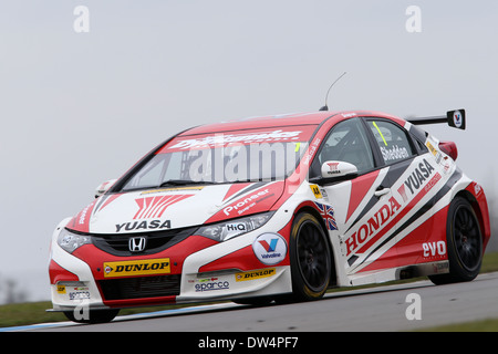 Gordon Shedden rigidi presso il 2013 Dunlop MSA British Touring Car Championship Media giornata a Donington Park il circuito Leicestershire Foto Stock