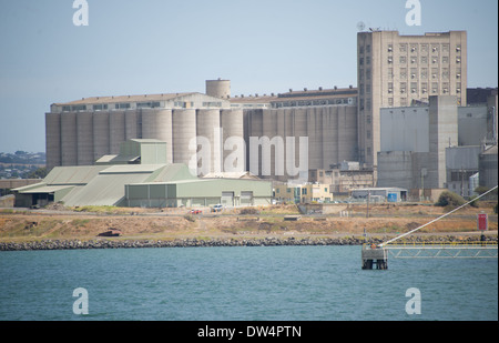 Industria chimica impianto spedizione. fonderia raffineria e fonderia opere navi essendo caricati Shell raffineria di testa geelong Foto Stock