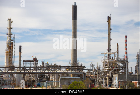 Industria chimica impianto spedizione. fonderia raffineria e fonderia opere navi essendo caricati shell geelong Foto Stock