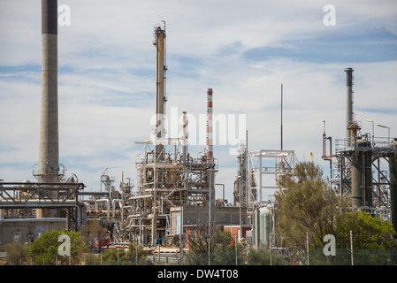 Industria chimica impianto spedizione. fonderia raffineria e fonderia opere navi essendo caricati Foto Stock