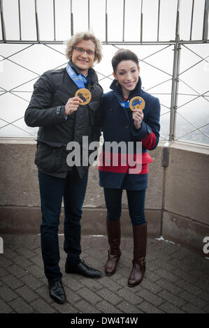 Manhattan, New York, Stati Uniti d'America. Il 27 febbraio, 2014. 2014 Campione olimpionico ballerini ghiaccio MERYL DAVIS E CHARLIE WHITE visitare l'Empire State Building il 86º piano Osservatorio Giovedì, febbraio, 27, 2014. Davis e il bianco sono i primi Stati Uniti ballerini ghiaccio nella storia a vincere la medaglia d'oro alle Olimpiadi. Credito: Bryan Smith/ZUMAPRESS.com/Alamy Live News Foto Stock