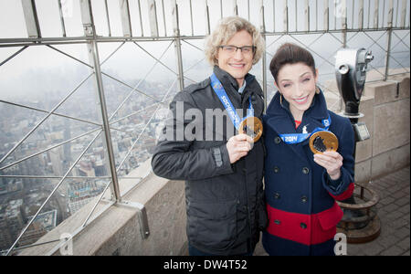 Manhattan, New York, Stati Uniti d'America. Il 27 febbraio, 2014. 2014 Campione olimpionico ballerini ghiaccio MERYL DAVIS E CHARLIE WHITE visitare l'Empire State Building il 86º piano Osservatorio Giovedì, febbraio, 27, 2014. Davis e il bianco sono i primi Stati Uniti ballerini ghiaccio nella storia a vincere la medaglia d'oro alle Olimpiadi. Credito: Bryan Smith/ZUMAPRESS.com/Alamy Live News Foto Stock