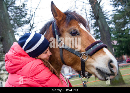 Vrchlabi, Repubblica Ceca. 26 Febbraio, 2014. Czech olympic snowboard cross medaglia d'oro Eva Samkova con il suo dono, dream horse, nella foto dopo il suo arrivo a Vrchlabi, Repubblica ceca, 26 febbraio 2014. © David Tanecek/CTK foto/Alamy Live News Foto Stock