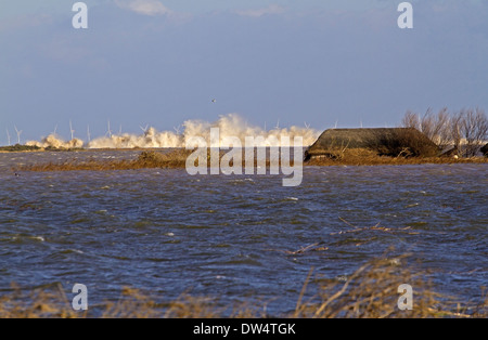 Le inondazioni di 6 12 2013 a causa di picchi di marea, onde che si infrangono contro i resti del mare shingle difese con parzialmente sommerso nascondere, Cl Foto Stock