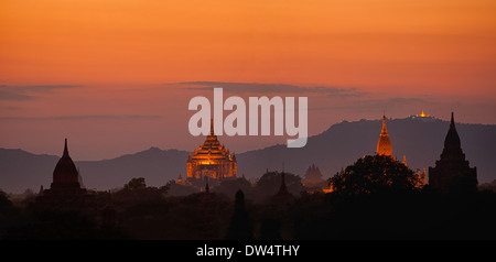 Incredibile tramonto su architettura antica vecchi templi buddisti a Bagan unito che Byin Nyu Pagoda Myanmar (Birmania) due immagini Foto Stock