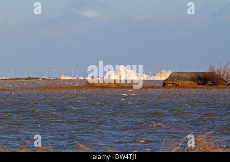 Le inondazioni di 6 12 2013 a causa di picchi di marea, onde che si infrangono contro i resti del mare shingle difese con parzialmente sommerso nascondere, Cl Foto Stock