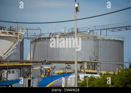 Industria chimica impianto spedizione. fonderia raffineria e fonderia opere navi essendo caricati Foto Stock