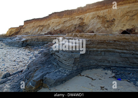 Di recente le aree esposte seguenti picchi di marea del dicembre 2013, inverno, Happisburgh, NORFOLK REGNO UNITO Foto Stock