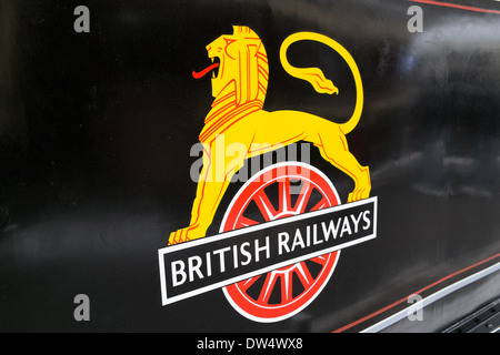 Il Early British Rail, Lion sopra la ruota corporate identity logo visualizzato contro una massa di colore nero sul lato del materiale rotabile. Foto Stock