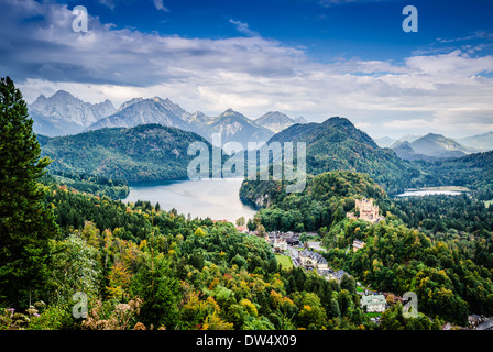 Alpi bavaresi della Germania a Hohenschwangau Village e il Lago Alpsee. Foto Stock