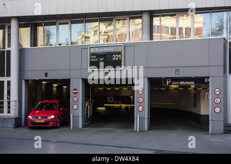 Auto lasciando custodito Parcheggio sotterraneo nella città di Gand, Belgio Foto Stock