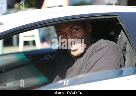 LA Laker, Ron Artest lascia Toast Bakery in West Hollywood dopo pranzo. Ron è indossando un signor rosa bevanda energetica T-shirt e siamo andati al ristorante nella sua Lamborghini. Los Angeles, California - 08.10.12 Dove: Stati Uniti quando: 08 Ott 2012 Foto Stock