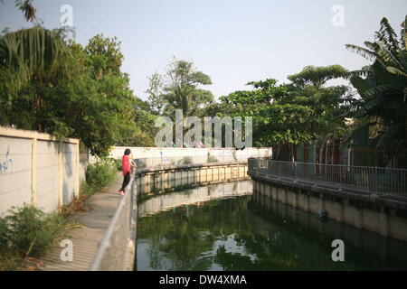 Bangkok, Tailandia. Il 27 febbraio, 2014. Un nord coreano rifugiato sorge su un fiume modo vicino ad una casa sicura. La Cina e il Laos sono costretti a rimpatriare i detenuti ai profughi nord-coreani torna alla Corea del Nord dove si faccia possibile la tortura e le esecuzioni. La Thailandia non hanno queste rigide politiche di immigrazione che rende am rifugio sicuro per ai profughi nord-coreani che tenterà di andare in Corea del Sud e di diventare ufficialmente defectors o chiedere asilo negli Stati Uniti. © Rohan Radheya/ZUMA filo/ZUMAPRESS.com/Alamy Live News Foto Stock