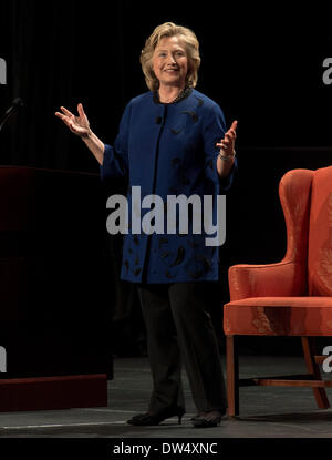 Coral Gables, Florida, Stati Uniti d'America. 26 Febbraio, 2014. HILLARY CLINTON offre un discorso agli studenti, docenti, personale e gli ospiti invitati presso il Centro BankUnited sul campus dell'Università di Miami. © Brian Cahn/ZUMAPRESS.com/Alamy Live News Foto Stock