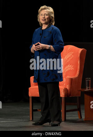 Coral Gables, Florida, Stati Uniti d'America. 26 Febbraio, 2014. HILLARY CLINTON offre un discorso agli studenti, docenti, personale e gli ospiti invitati presso il Centro BankUnited sul campus dell'Università di Miami. © Brian Cahn/ZUMAPRESS.com/Alamy Live News Foto Stock